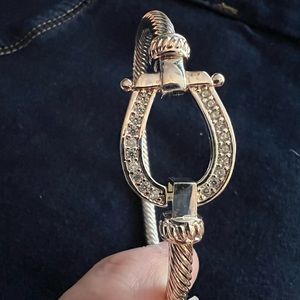 Beautiful horseshoe bracelet new no tags